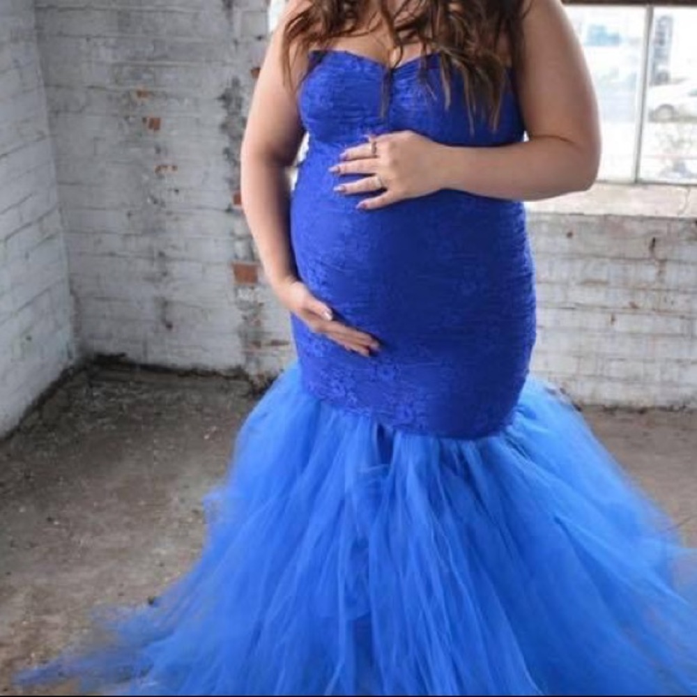 Gorgeous maternity gown worn for maternity pictures only size 3